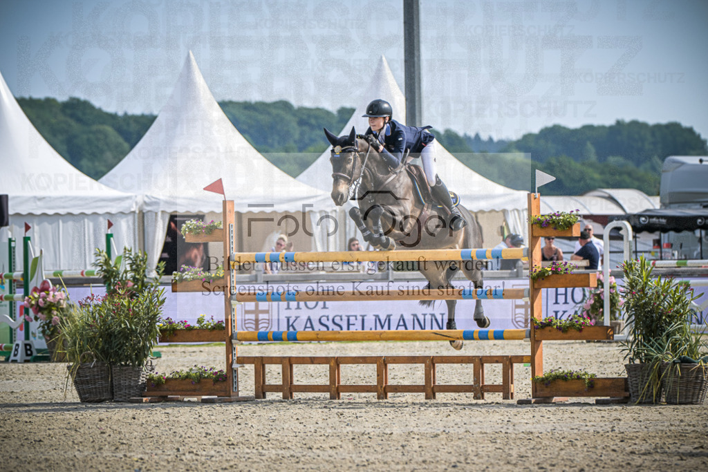 DOS_9688 | Entdecke hochwertige Reitturnierfotos von Foto Oger. Professionell, emotional und authentisch – jetzt Lieblingsmomente im Shop bestellen.Deutschlandweite Turnierfotografie. - Realisiert mit Pictrs.com