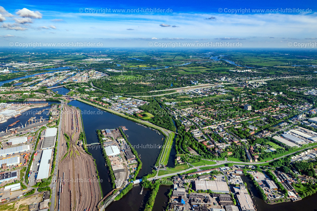 Hamburg_Wilhelmsburg_Gewerbegebiet_Stenzelring_ELS_9868070524 | HAMBURG 07.05.2024 Gewerbepark im Gewerbegebiet in Wilhelmsburg " Stenzelring " an der Straße Stenzelring in Hamburg, Deutschland. // Business park in the industrial area" Stenzelring " on street Stenzelring in Hamburg, Germany. Foto: Martin Elsen
