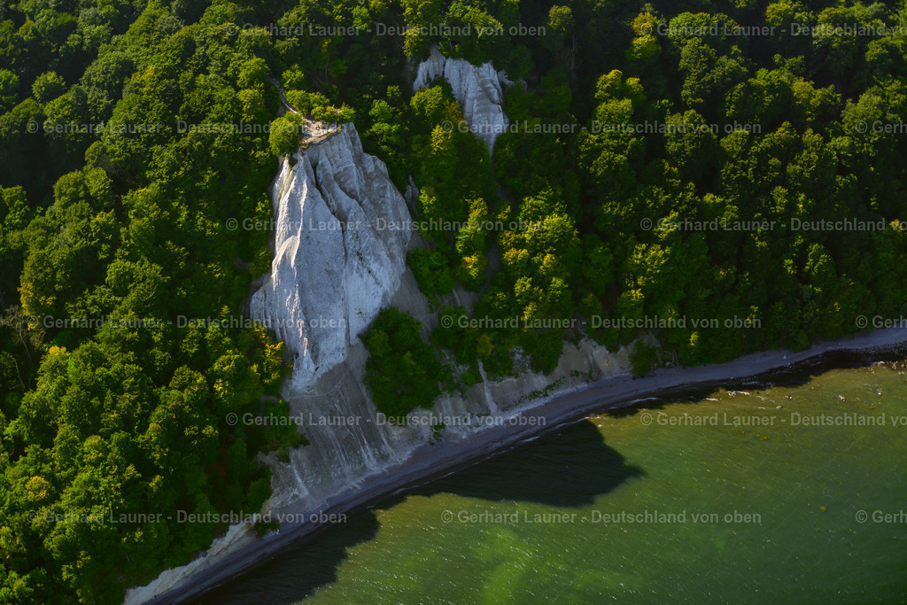 3637949 | LOHME 25.08.2016 Felsen- Küsten- Landschaft an der Steilküste - Kreidefelsen Königstuhl - in Lohme im Bundesland Mecklenburg-Vorpommern, Deutschland. Weiterführende Informationen bei: Nationalpark-Zentrum KÖNIGSSTUHL Sassnitz gemeinnützige GmbH. // Rock Coastline on the cliffs - Kreidefelsen Koenigstuhl - in Lohme in the state Mecklenburg - Western Pomerania, Germany. Further information at: Nationalpark-Zentrum KOeNIGSSTUHL Sassnitz gemeinnuetzige GmbH. Foto: Gerhard Launer