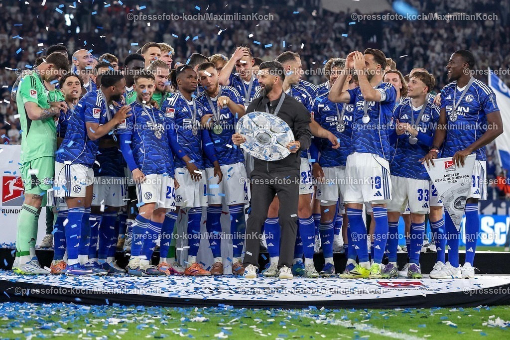 S0417052602044 | 17.05.2026, Fußball, FC Schalke 04 - Eintracht Braunschweig, 34. Spieltag, 2. Fußball Bundesliga, Veltins-Arena Gelsenkirchen, Saison 2025 2026: Schalke 04 ist Meister der 2. Bundesliga. Die Mannschaft gewinnt die Meisterschaft und steht jubelnd auf dem Spielfeld. Freude und Emotionen nach dem Sieg. Übergabe Siegerehrung Cheftrainer Miron Muslic (Schalke04) mit der Meisterschale in der Hand auf dem Podest DFB regulations prohibit any use of photographs as image sequences and or quasi-video.