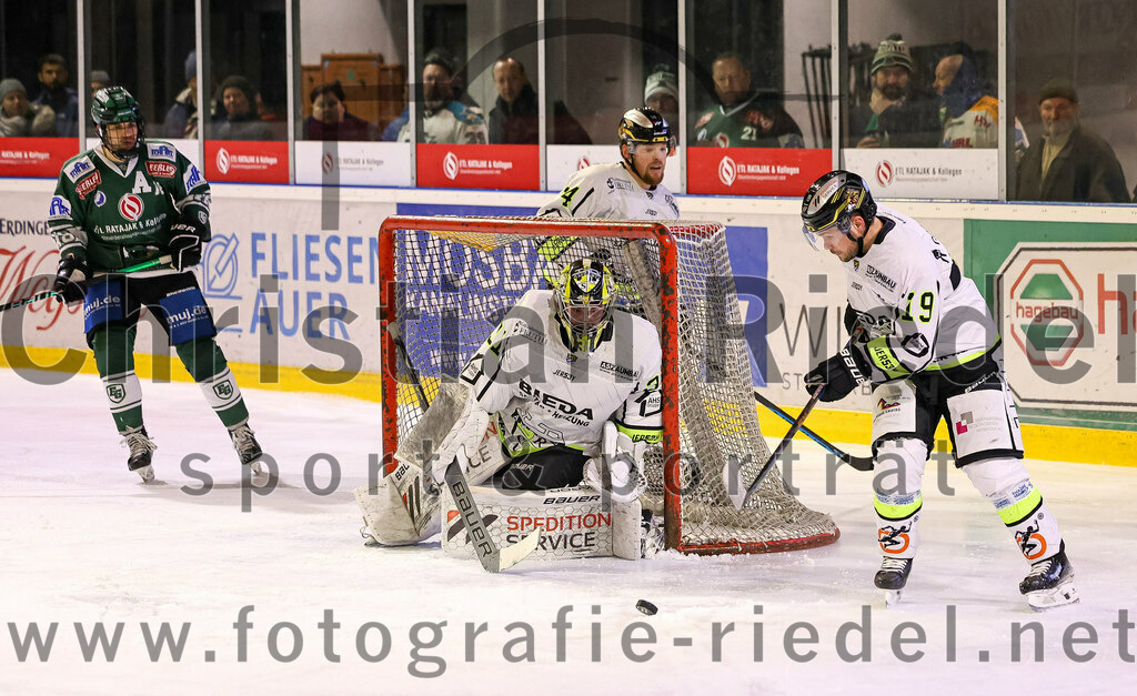 2024-02-02_114_TSV_Erding_gegen_ERSC_Amberg | Erding, Deutschland, 02.02.2024:
Eishockey, Bayernliga Vorrunde 2023 / 2024, 30. Spieltag, TSV Erding gegen ERSC Amberg, Endergebnis: 1:0

Torwart Timon Bätge (ERSC Amberg, #31), Kevin Schmitt (ERSC Amberg, #19)

Foto: Christian Riedel / fotografie-riedel.net