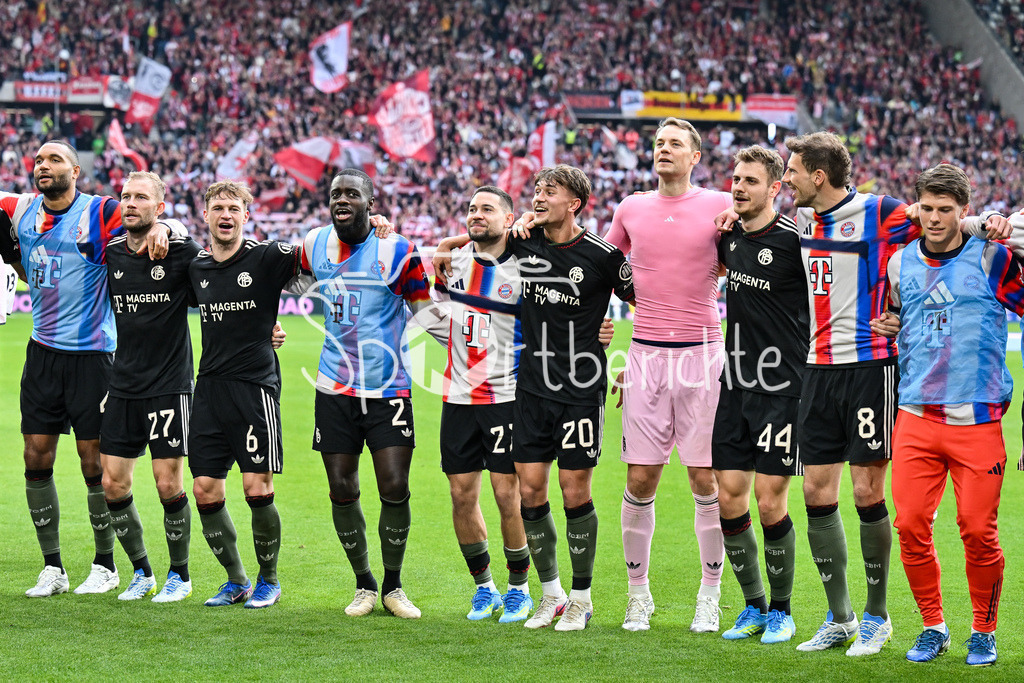 SC Freiburg - FC Bayern München | FREIBURG, GERMANY - 04. APRIL: die Spieler der Gäste feiern zusammen mit den Fans den 2-3 Auswärtssieg in Freiburg während dem Bundesligamatch zwischen dem SC Freiburg und dem FC Bayern München am 28. Spieltag im Europa-Park Stadion / DFL REGULATIONS PROHIBIT ANY USE OF PHOTOGRAPHS AS IMAGE SEQUENCES AND/OR QUASI-VIDEO /  Jonathan TAH (FC Bayern Munich 4), Konrad LAIMER (FC Bayern Munich 27), Joshua KIMMICH (FC Bayern Munich 6), Dayot UPAMECANO (FC Bayern Munich 2), Raphael GUERREIRO (FC Bayern Munich 22), TOM BISCHOF (FC Bayern Munich 20), Manuel NEUER (FC Bayern Munich 1), Manuel NEUER (FC Bayern Munich 1), Josip STANISIC (FC Bayern Munich 44), Leon GORETZKA (FC Bayern Munich 8)