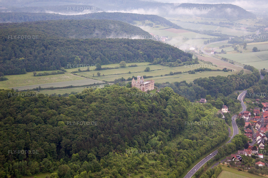 Luftbild: Ruine und Mauerreste der ehemaligen Burganlage und Feste Trimburg im Ortsteil Trimberg in Elfershausen im Bundesland Bayern in Deutschland. Foto: IMG_65940.jpg vom 30.05.2014 durch Werner Riehm/FLY-FOTO.de