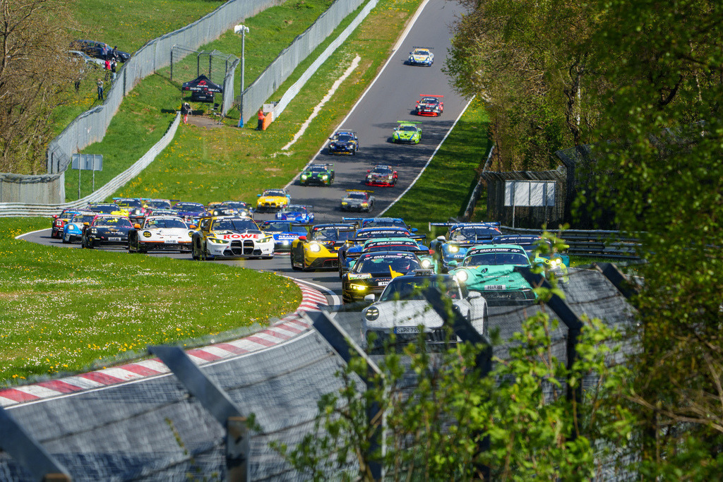 Nürburgring Langstrecken Serie  Rennen 2(NLS) | 26.04.2025 Nürburgring Langstrecken Serie  Rennen 2(NLS), Nürburgring,Deutschland, Bild: Teilnehmer der Nürburgring Langstrecken-Serie (NLS) während des heutigen Rennens auf der Nordschleife. Impressionen aus der Startphase, packende Duelle auf der Strecke, Boxenstopps und dramatische Rennszenen bei wechselhaftem Wetter. Zahlreiche Teams aus unterschiedlichen Fahrzeugklassen kämpfen um Positionen auf der legendären Nürburgring-Strecke. Zuschauer entlang der Strecke erleben ein spannendes Motorsport-Event unter typisch wechselhaften Eifel-Bedingungen. - Realisiert mit Pictrs.com