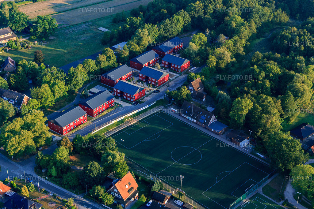 Luftbild: Rote Mehrfamilienhäuser Auf dem Sülzbrack und Sportplatz des SCVM im Ortsteil Kirchwerder in Hamburg im Bundesland Hamburg in Deutschland. Foto: IMG_110227.jpg vom 18.08.2018 durch Werner Riehm/FLY-FOTO.deSport Club Vier- und Marschlande von 1899 e.V. (SCVM) in Hamburg mit vielen Sportarten