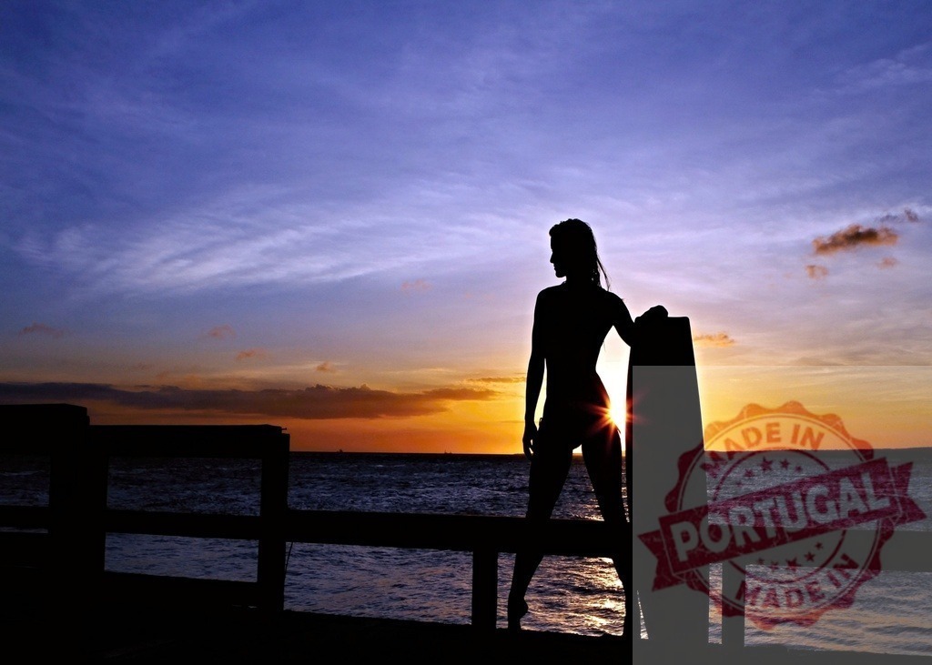 Surfer girl posing with surfboard at sunset on pier | Silhouette of surfer girl posing with surfboard at sunset on pier - Realisiert mit Pictrs.com