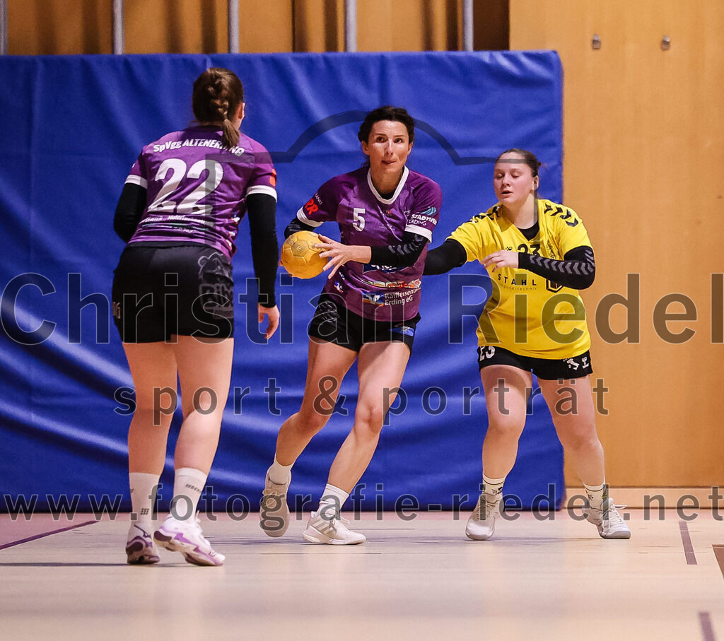 2025-01-11_067_SpVgg_Altenerding_gegen_HF_Scheyern | Erding, Deutschland, 11.01.2025:Handball, Bezirksoberliga Frauen Altbayern 2024 / 2024, 10. Spieltag, SpVgg Altenerding gegen HF Scheyern, Endergebnis: 20:23Johanna Taubmann (SpVgg Altenerding, #22), Julia Kübelsbeck (SpVgg Altenerding, #5), Melissa Ruscitti (HF Scheyern, #23)Foto: Christian Riedel / fotografie-riedel.net