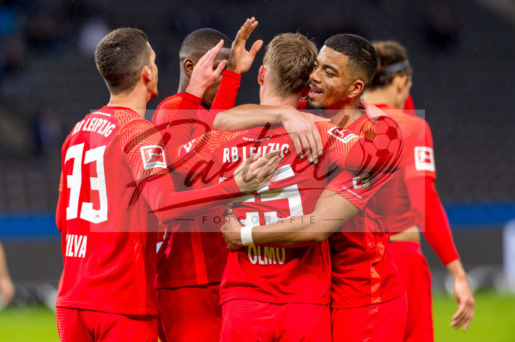 BSCRBL20220220_225 | Fussball, Herren: Dani Olmo (RB Leipzig) Torjubel, jubelt mit seiner Mannschaft nach dem Treffer zum 1:4 bei dem Spiel der 1. Bundesliga zwischen Hertha BSC und RB Leipzig im Olypiastadion am 20.02.2022 in Berlin, Deutschland.DFB / DFL REGULATIONS PROHIBIT ANY USE OF PHOTOGRAPHS AS IMAGE SEQUENCES AND/OR QUASI-VIDEO. - Realisiert mit Pictrs.com