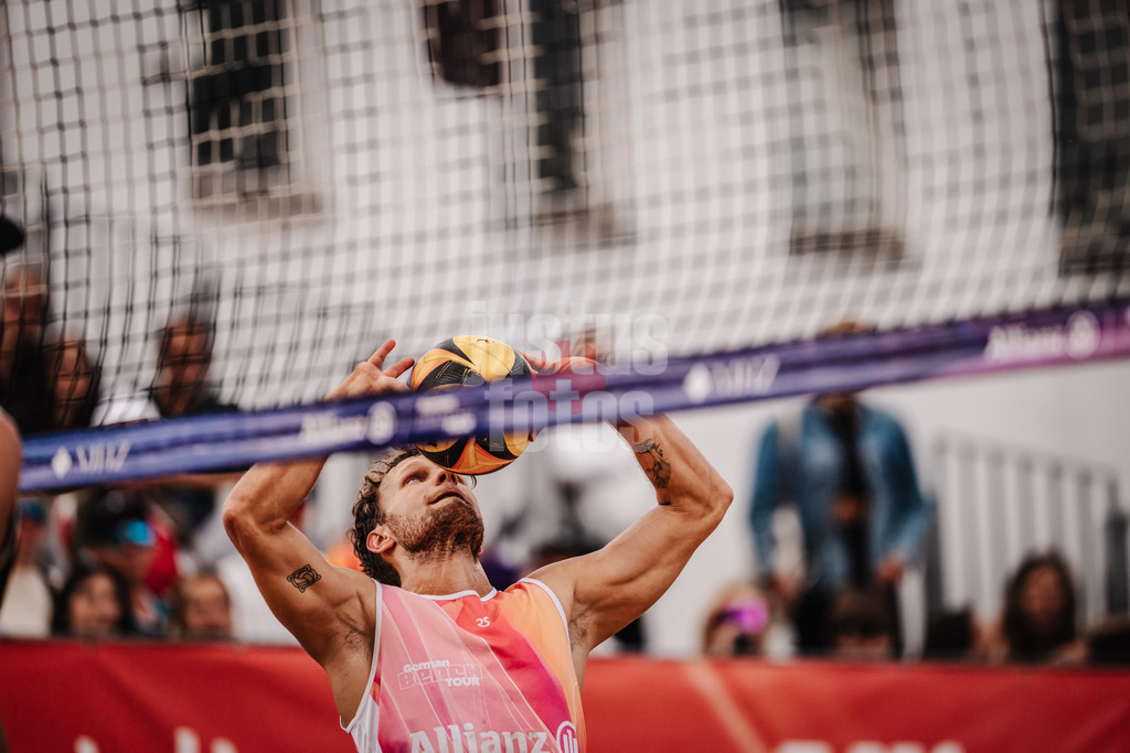 Beachvolleyball | Männer | Allianz German Beach Tour 2025 | Tourstop Berlin | 24.08.2025 | Eric Stadie-Seeber beim Zuspiel
