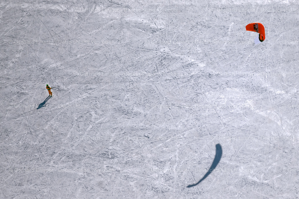 4043479 | GERSFELD (RHöN) 13.02.2021 Winterluftbild Surfer - Kitesurfer - Snowkiter in Fahrt an der Wasserkuppe in Gersfeld (Rhön) in der Rhön im Bundesland Hessen, Deutschland. Weiterführende Informationen bei: Papillon Flucenter Wasserkuppe. // Winter aerial photo Surfer - Kitesurfer - Snowkiter in ride on the Wasserkuppe in Gersfeld (Rhoen) in the Rhoen in the state Hesse, Germany. Further information at: Papillon Flucenter Wasserkuppe. Foto: Gerhard Launer