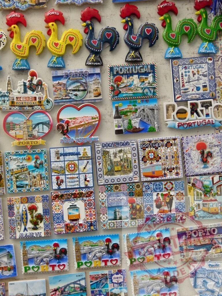 Portugal souvenir magnets with Barcelos rooster iconography | Collection of colorful magnets from Porto and Portugal as travel souvenirs - Realisiert mit Pictrs.com