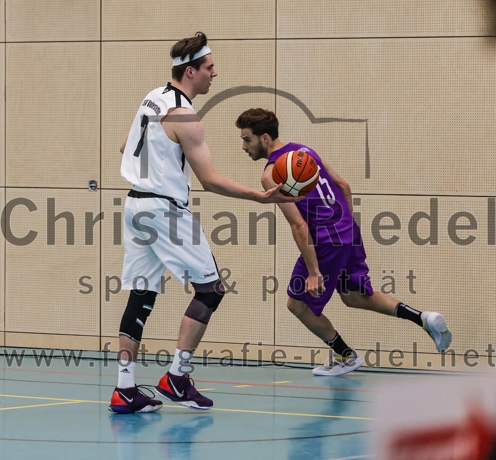 2022-05-01_003_TSV_Vaterstetten_gegen_DJK_Traunstein | Vaterstetten, Deutschland, 01.05.2022:
Basketball, Aufstiegsrunde zur Bayernliga 2021 / 2022, 5. Spieltag, TSV Vaterstetten gegen DJK Traunstein, Endergebnis: 87:79

Bastian Heckner (TSV Vaterstetten, #7), Maximilian Hoernes (DJK Traunstein, #15)

Foto: Christian Riedel / fotografie-riedel.net