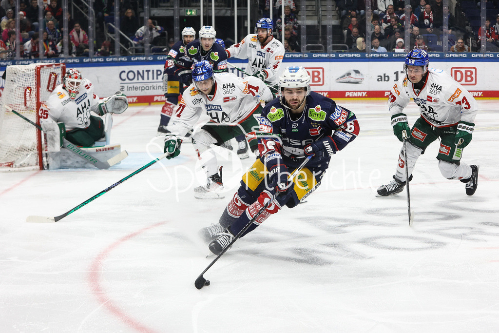 Eisbären Berlin - Augsburger Panther | Ben FINKENSTEIN (EBB #16) am Puck im Duell gegen die Augsburger Panther