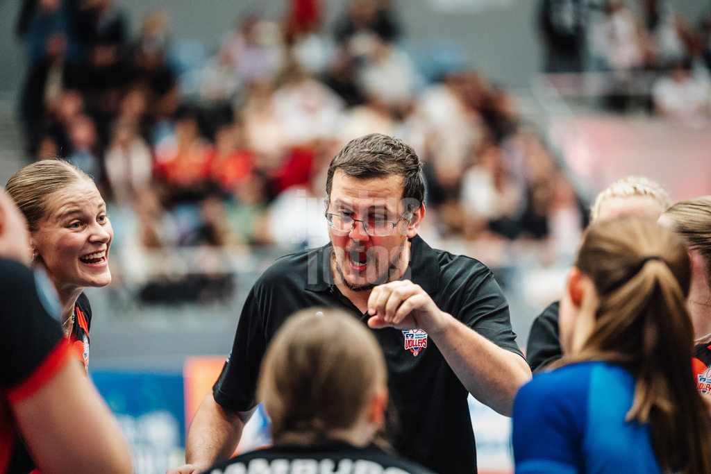 Volleyball | Frauen | Saison 2025/2026 | Volleyball Bundesliga | ETV Hamburger Volksbank Volleys vs. Dresdner SC | 15.11.2025 | Trainer Markus Friedrich (ETV Hamburger Volksbank Volleys) gibt Anweisungen