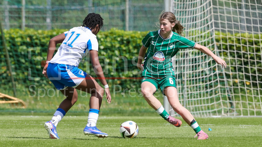 Fussball, Regionalliga Nord B-Juniorinnen, SV Werder Bremen - Hertha BSC | v.li.: Lea Nkili Aseko (Hertha BSC, 11) und Lucie Meyer (SV Werder Bremen, 6) im Zweikampf, Duell, Dynamik, Aktion, Action, Spielszene
