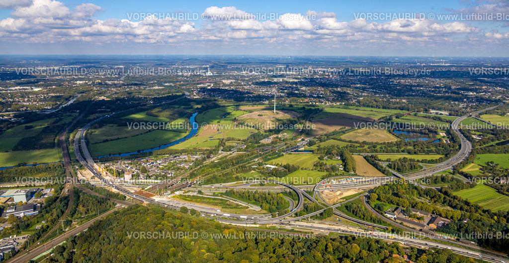 Duisburg241004439 | Luftbild, Großbaustelle Autobahnkreuz Kaiserberg der Autobahnen A40 und A3, Autobahnbrücken und Eisenbahnbrücken, Fluss Ruhr und Ruhrauen, Deponie Kolkerhofweg und Energiepark Styrumer Ruhrbogen mit Windrad, Fernsicht und blauer Himmel mit Wolken, Duissern, Duisburg, Ruhrgebiet, Nordrhein-Westfalen, Deutschland
