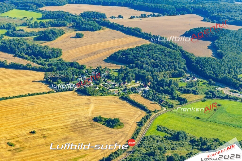 Schrägluftbild  Serams  Zirkow - Das Luftbild wurde 2025 vom UL-Flugzeug heraus erstellt (ohne Drohne- keine Drohnenaufnahme ) - Hochauflösende Luftaufnahme -Nicht vergleichbar mit Google Maps oder Satelittenbilder- Die Geschenkidee !Mit Lizenz und Bildrechte bestellbar