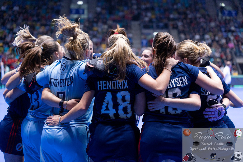 Volvo E.R.B. Final 4 Finale Frauen: Berliner HC - Mannheimer HC, 26.01.2025 | Charlotte Hendrix (Mannheimer HC #48) &amp; Leonie Weissenberger / Weißenberger (Mannheimer HC #7) &amp; Chiara Vischer (Mannheimer HC #13) &amp; Laura Schubert (Mannheimer HC #56) hüpfen im Teamkreis, Berliner HC - Mannheimer HC, Frankfurt, Süwag Arena, 26.1.2025 - Realisiert mit Pictrs.com