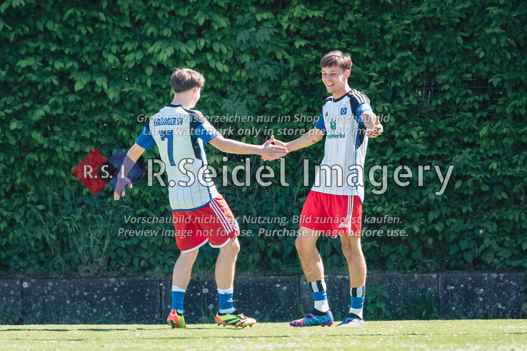 RS-1-047436 | Nach dem 3:0: Davis Rath (#7, HSV, Doppeltorschütze 1./2. Treffer), Otto Emerson Stange (#11, HSV, Torschütze)