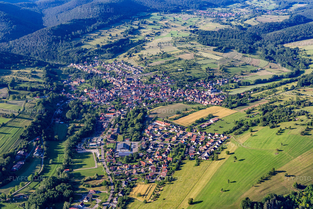 Luftbild: Ortsansicht in Lembach im Bundesland Bas-Rhin in Frankreich. Foto: IMG_115385.jpg vom 16.06.2019 durch Werner Riehm/FLY-FOTO.de