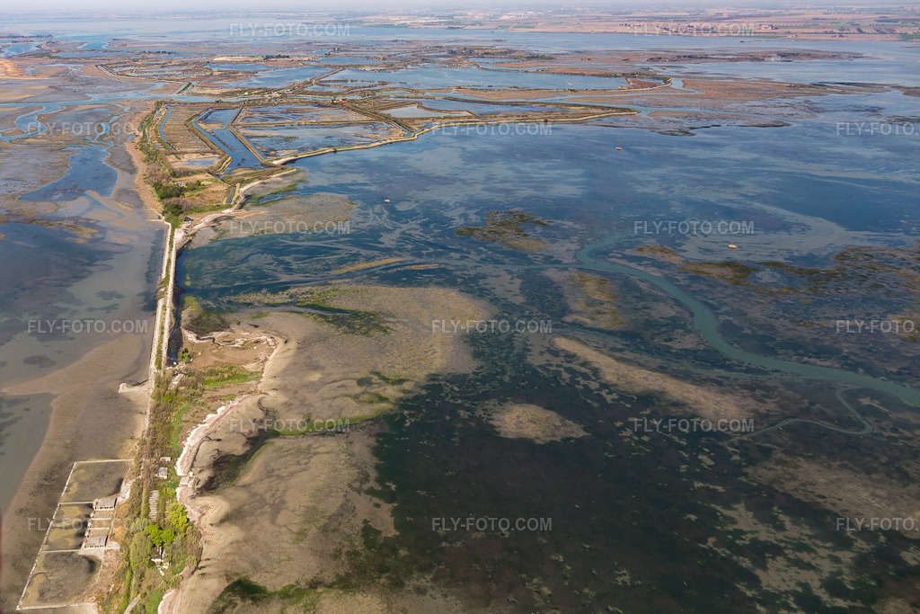 Aerial view: View of the town in Grado in the state Gorizia, Italy. – Photo: IMG_098109.jpg taken on 04/03/2017 by Werner Riehm/FLY-FOTO.com – Resolution of the original: 4047 x 2698 px