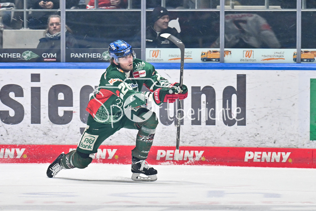 Augsburger Panther - Löwen Frankfurt | AUGSBURG, GERMANY - 16. JANUARY: Jubel der Panther nach dem Treffer zum 1-1 Ausgleich durch Alexander BLANK (Augsburger Panther 26) / Tor / Torschuetze / Freude / Happy während dem Match zwischen den Augsburger Panthern und den Löwen Frankfurt am 40. Spieltag der penny DEL im Curt Frenzel Stadion