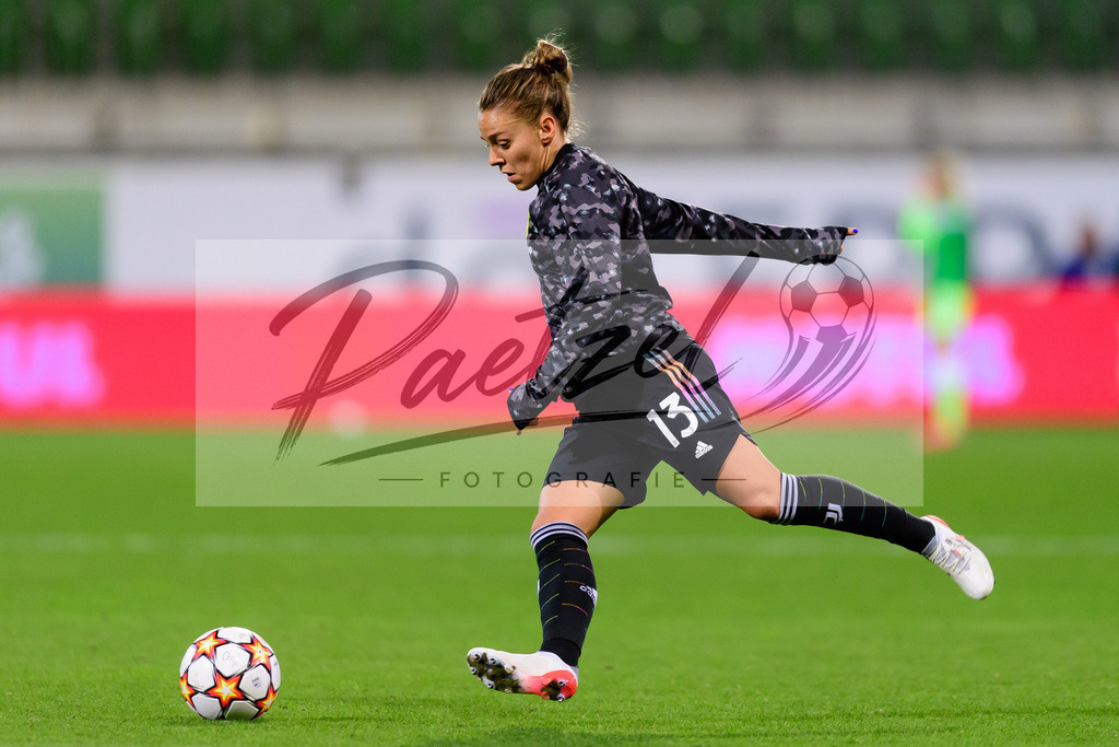 WOBJUV20211118_079 | Fussball, Frauen: Lisa Boattin (Juventus FC) in Aktion, am Ball, Einzelaktion bei dem Spiel der UEFA Women´s Champions League zwischen VfL Wolfsburg und Juventus Turin im AOK-Stadion am 18.11.2021 in Wolfsburg, Deutschland. - Realisiert mit Pictrs.com