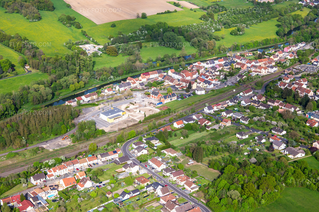Aerial view: Château de Rémelfing in Rémelfing in the state Moselle, France.Photo: IMG_140398.jpg taken on 04/30/2024 by Werner Riehm/FLY-FOTO.comResolution of the original: 4778 x 3185 pxWWW.REMELFING.FR