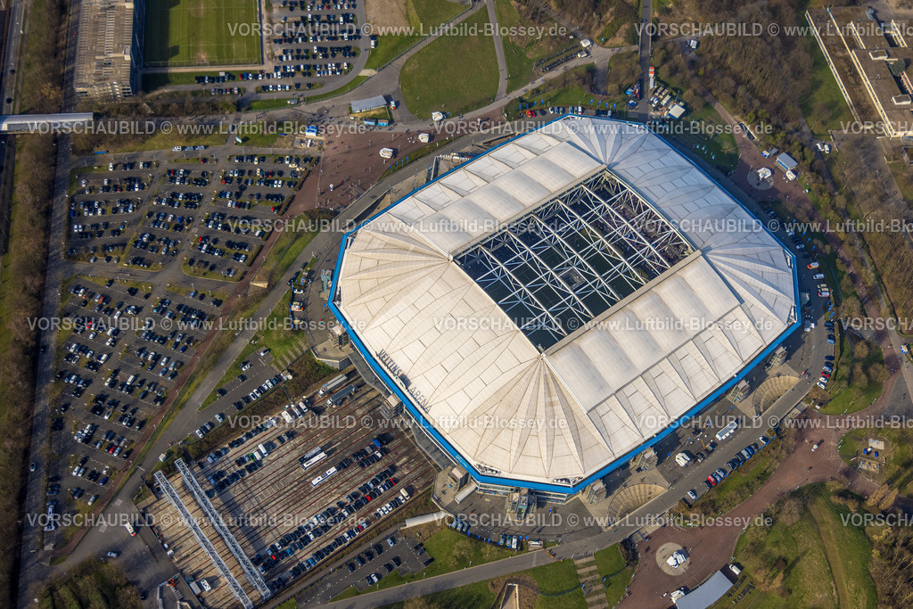 Gelsenkirchen240304918Schalke | Luftbild, Veltins-Arena Bundesligastadion des FC Schalke 04 mit offenem Dach und gefüllten Parkplätzen, Fußballfans am Stadion, Berger Feld, Erle, Gelsenkirchen, Ruhrgebiet, Nordrhein-Westfalen, Deutschland