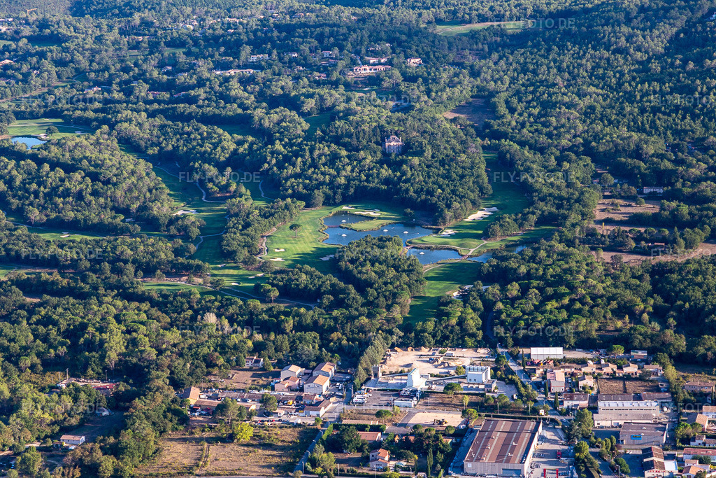 Luftbild: Albatros Golf Performance Center, Parcours 18 trous Le Château et Le Riou in Tourrettes im Bundesland Var in Frankreich. Foto: IMG_129446.jpg vom 18.09.2021 durch Werner Riehm/FLY-FOTO.de