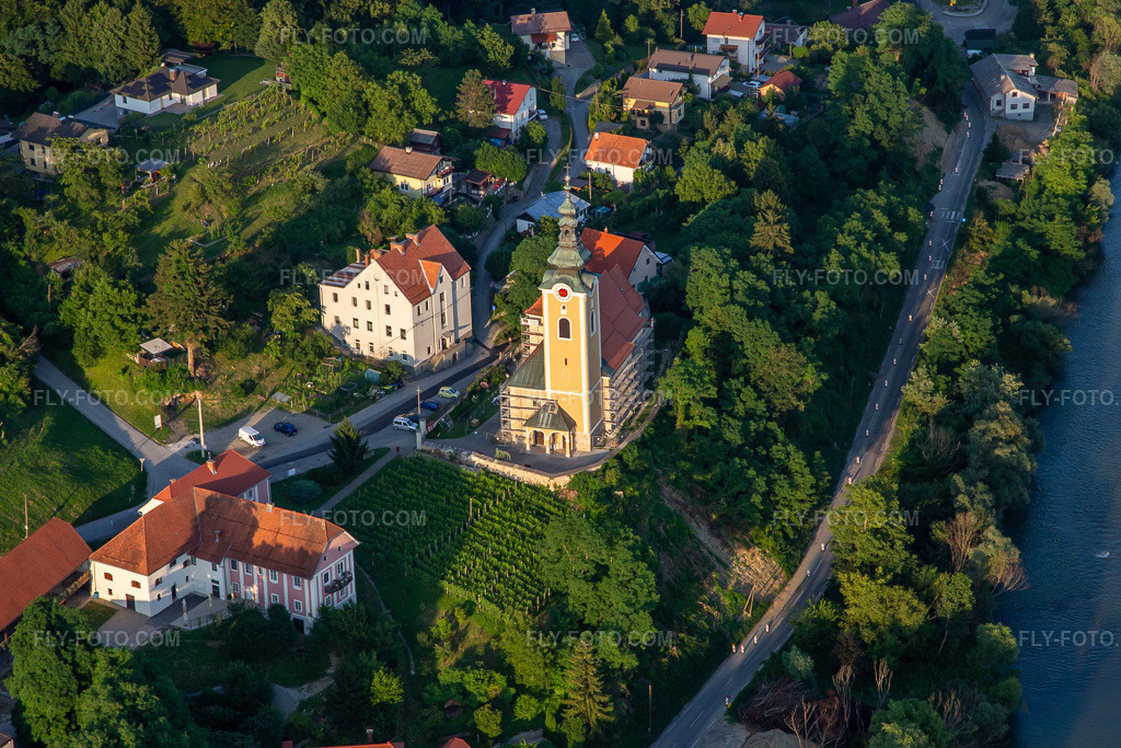 Aerial view: Church of Župnijska cerkev Sv. Petra in catacomb in the district Malečnik in Maribor in the state Slovenia, Slovenia. – Photo: IMG_137398.jpg taken on 07/08/2023 by Werner Riehm/FLY-FOTO.com – Resolution of the original: 5472 x 3648 px