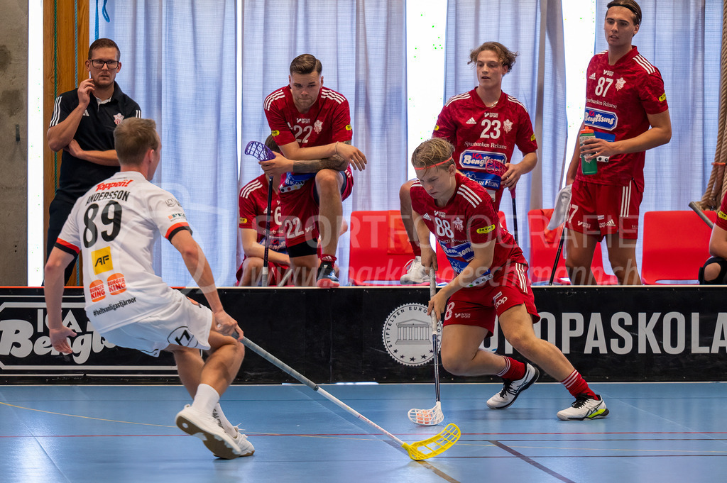 Strängnäs IBK vs Höllvikens IBF - 30. September 2023 | Strängnäs IBK vs Höllvikens IBF
Thomas Arena, Strängnäs
Casper Nilsson (#88 Strängnäs IBK) gegen Tobias Andersson (#89 Höllviken IBF).
Bild: Sportfotografie Markus Aeschimann | www.markus-aeschimann.ch - Realisiert mit Pictrs.com