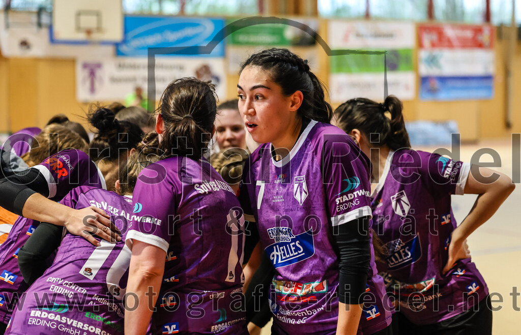 2024-03-23_032_SpVgg_Altenerding_II_gegen_ETSV_09_Landshut | Erding, Deutschland, 23.03.2024:
Handball, Bezirksliga Frauen Altbayern 2023 / 2024, 19. Spieltag, SpVgg Altenerding II gegen ETSV 09 Landshut, Endergebnis: 22:18

Sina Steininger (SpVgg Altenerding, #10), Kati Gottschalk (SpVgg Altenerding, #11), Michelle Gruber (SpVgg Altenerding, #7)

Foto: Christian Riedel / fotografie-riedel.net