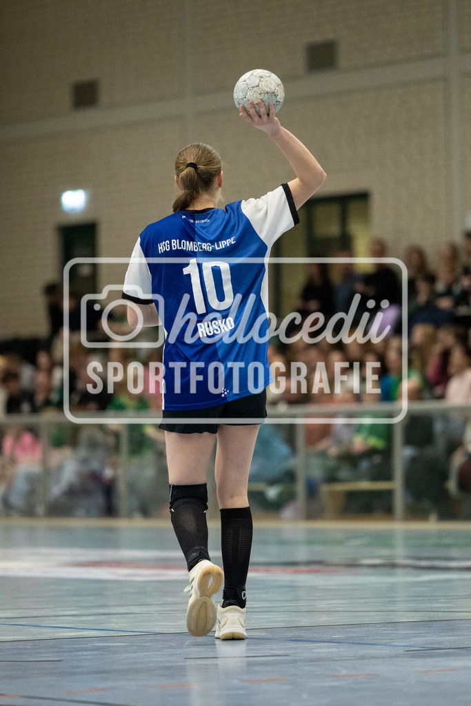 Vechta_Blomberg-11 | Meggan Rusko (10, HSG Blomberg-Lippe II) passt den Ball. - Realisiert mit Pictrs.com