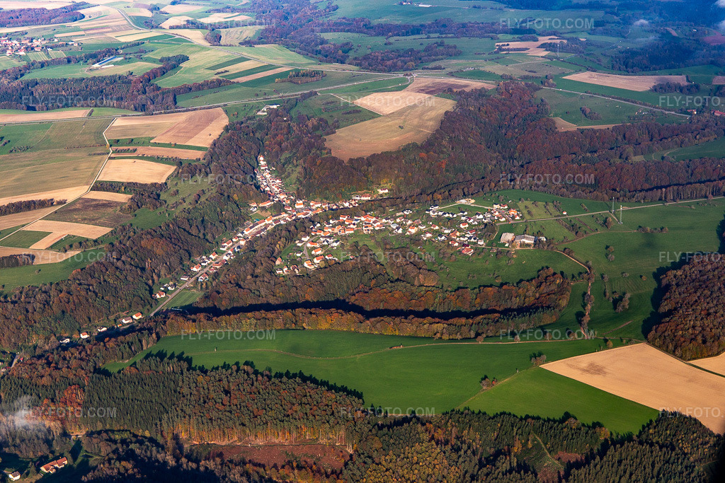 Aerial view: View of the town from the southwest in Hottviller in the state Moselle, France. – Photo: IMG_143767.jpg taken on 10/26/2024 by Werner Riehm/FLY-FOTO.com – Resolution of the original: 5472 x 3648 px