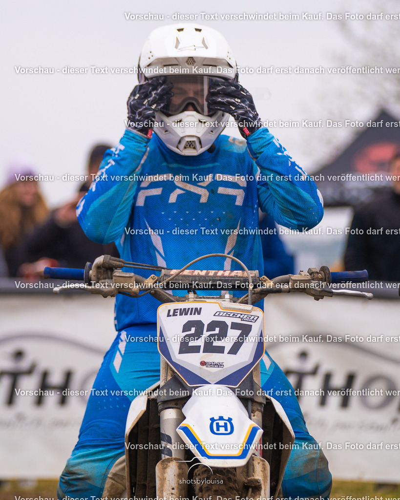20260412_MCCBensdorf-1590 | Sportfotografin aus Berlin-Brandenburg mit Fokus auf Motocross. Ich halte deine sportliche Leistung und echte Emotionen auf und neben der Strecke professionell fest. Entdecke die Fotos von deinem Rennen und bestelle sie direkt hier im Shop.