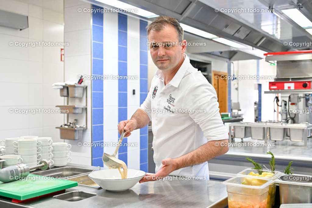 Steegwirt_ Fritz Grampelhuber_ 08.06.2024-60 | 08.06.2024, Bad Goisern, AUT, Steegwirt, im Bild Fritz Grampelhuber (Steegwirt, Haubenkoch, OEFB Teamkoch) in der Kueche