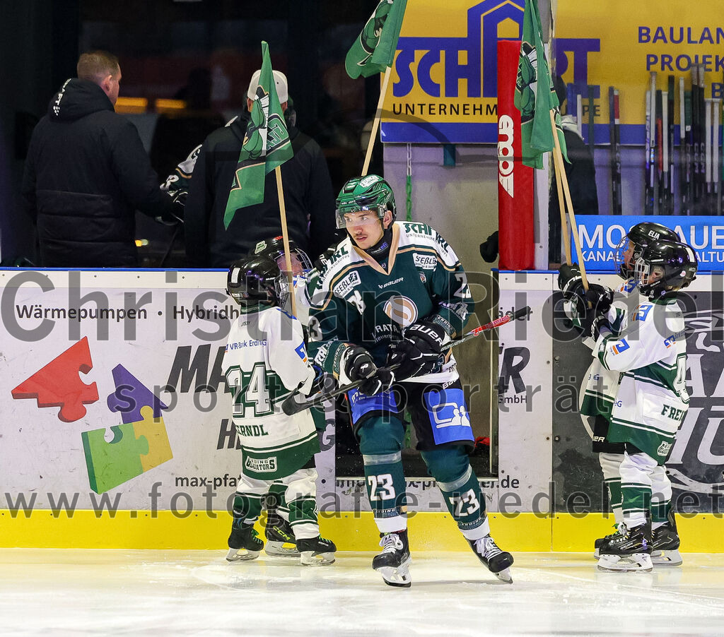 2025-11-30_039_TSV_Erding_gegen_EC_Peiting | Erding, Deutschland, 30.11.2025:Eishockey, Oberliga Süd 2025 / 2026, 22. Spieltag, TSV Erding gegen EC Peiting, Endergebnis: 5:1Lukas Gaus (Erding Gladiators, #23)Foto: Christian Riedel / fotografie-riedel.net