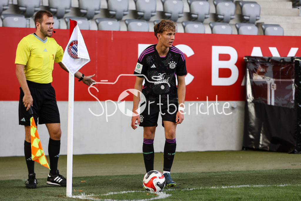 FC Bayern Muenchen U19 - 1. FC Kaiserslautern U19 | Kurt RUEGER (FCB #10) bei einem Eckball / Freisteller / Einzelfoto