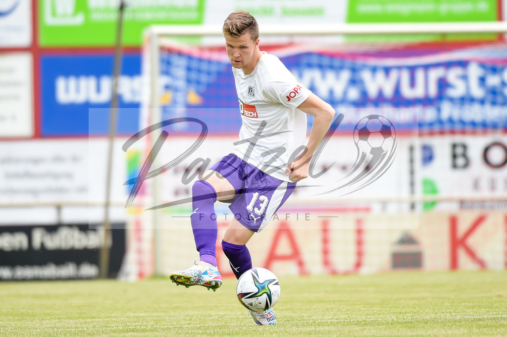 BSBOSN_20210626_0040 | Fussball, Herren: Lukas Kunze (VfL Osnabrueck) in Aktion, am Ball, Einzelaktion beim Testspiel zwischen TuS Bersenbrueck und VfL Osnabrueck im Hasestadion am 26.06.2021 in Bersenbrueck, Deutschland. - Realisiert mit Pictrs.com