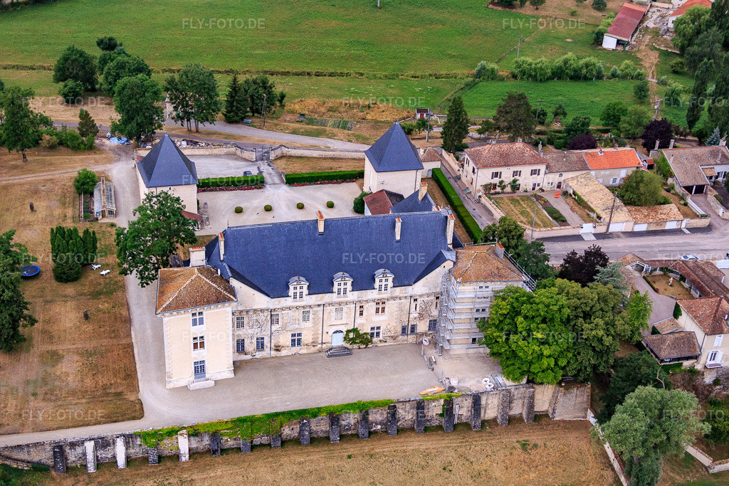 Luftbild: Château de Montbras in Montbras im Bundesland Meuse in Frankreich. – Foto: IMG_083574.jpg vom 13.07.2015 durch Werner Riehm/FLY-FOTO.de – Auflösung des Originals: 4649 x 3099 px – Le Chateau de Montbras vous accueille dans la Meuse