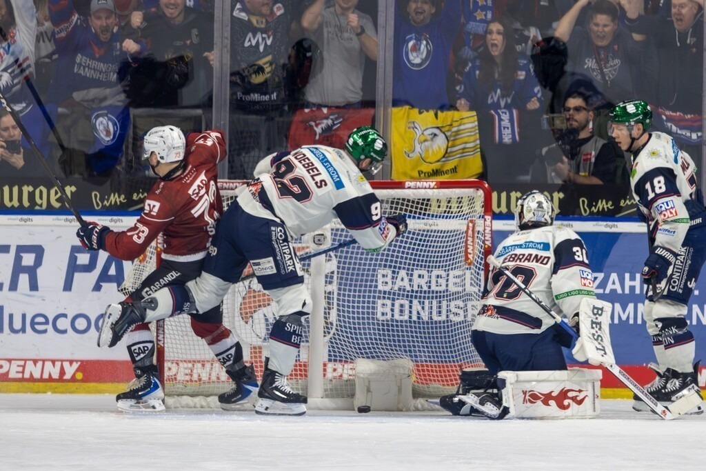DEL, Deutsche Eishockey Liga Saison 2025/26, 31 Spieltag: Adler Mannheim gegen Eisbären Berlin | DEL, Deutsche Eishockey Liga Saison 2025/26, 31 Spieltag: Adler Mannheim gegen Eisbären Berlin***Zach Solow (73, Mannheim) erzielt das 1:0 - Realisiert mit Pictrs.com