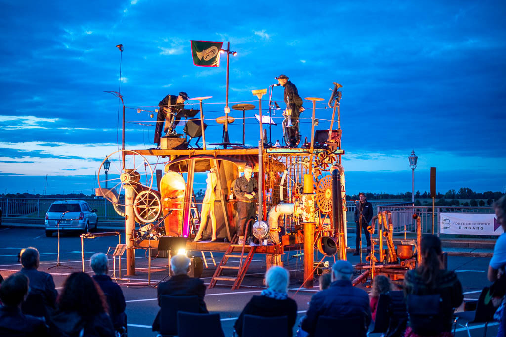 Jazzmaschine | Die Jazzmaschine im Forte Belvedere Leisnig zum Festival Hallo Leisnig 2022. - Realisiert mit Pictrs.com