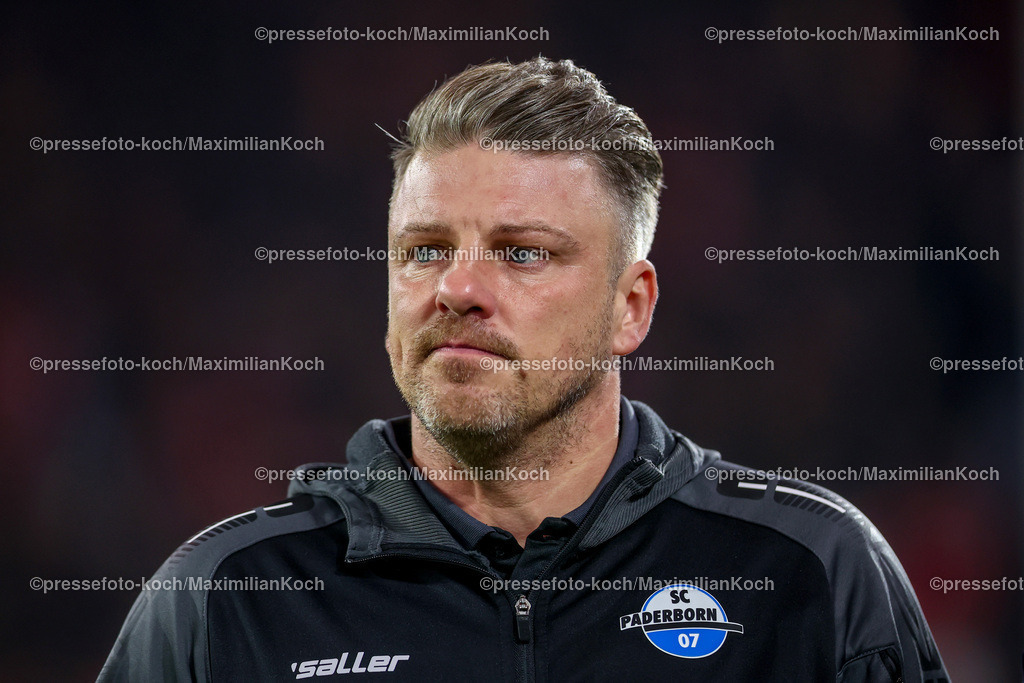 Due09112401003 | 09.11.2024, Fußball, Fortuna Düsseldorf - SC Paderborn 07, 2. Bundesliga, Merkur Spiel-Arena, Saison 2024 2025: Trainer Lukas Kwasniok (Cheftrainer Paderborn)DFB regulations prohibit any use of photographs as image sequences and or quasi-video.