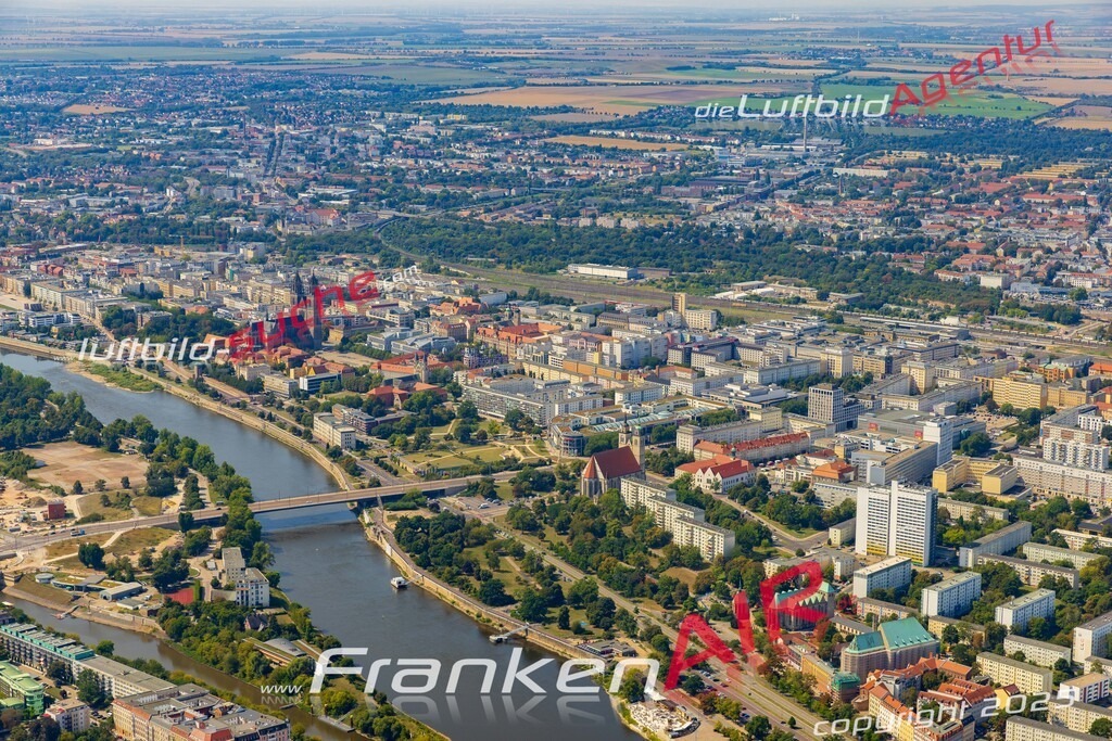 Skyline Magdeburg Bild- Das Luftbild wurde 2025 vom UL-Flugzeug heraus erstellt ( keine Drohne bzw. Drohnenaufnahme ) - Hochauflösende Luftaufnahme -Nicht vergleichbar mit Google Maps oder Satelittenbilder- Die Geschenkidee !Mit Lizenz und Bildrechte bestellbar - CC