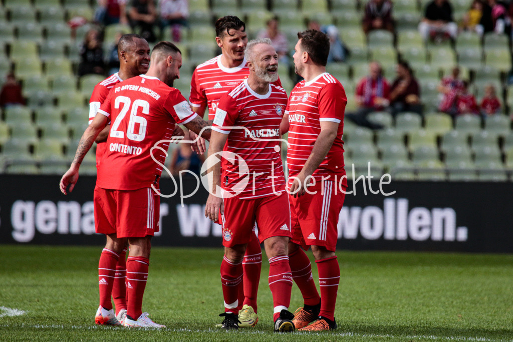 FC Bayern Muenchen - TSV 1860 Muenchen | Die Bayern freuen sich ueber das Traumtor von Zvjezdan Misimovic (FCB #35