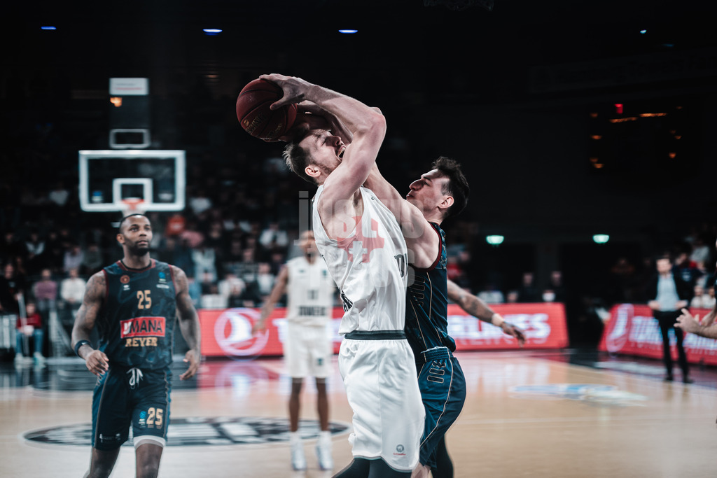 Basketball | Männer | Saison 2023/2024 | BKT EuroCup | Veolia Towers Hamburg vs. Umana Reyer Venice | 06.02.2024 | Aleksander Dziewa (#10, Veolia Towers Hamburg) gegen Davide Casarin (#7, Umana Reyer Venice)