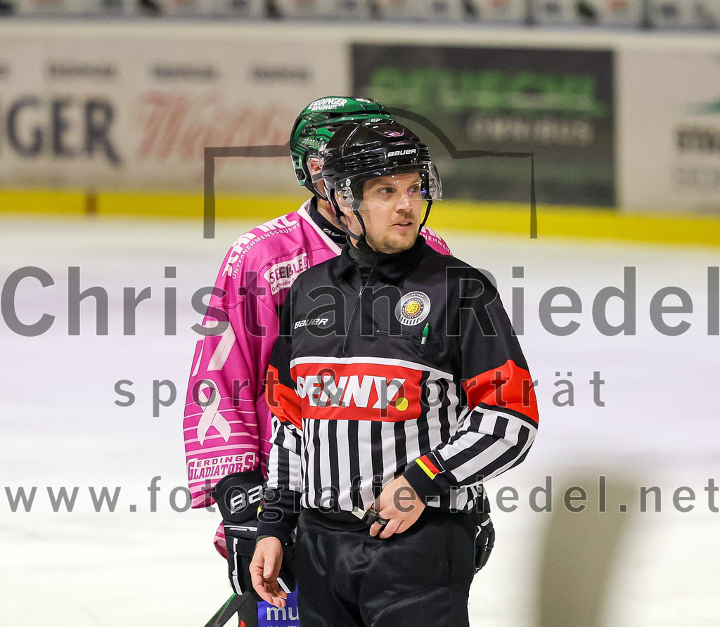 2025-10-24_120_TSV_Erding_gegen_Deggendorfer_SC | Erding, Deutschland, 24.10.2025:Eishockey, Oberliga Süd 2025 / 2026, 11. Spieltag, TSV Erding gegen Deggendorfer SC, Endergebnis: 2:4Philipp Michl (Erding Gladiators, #77)Foto: Christian Riedel / fotografie-riedel.net