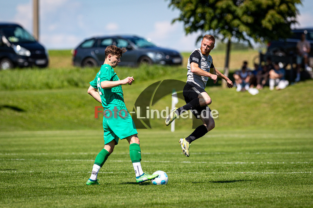 SV Haunshofen gegen ASV Gerentsried | Fußball Herren Kreisklasse Gruppe 3 Zugspitze 2024/25, SV Haunshofen gegen ASV Gerentsried, 20250531,Zweikampf,2025-05-31 in Haunshofen (Sportplatz Haunshofen), Peter MAYERHOFER (SV Haunshofen 8), Christian SACHER (ASC Geretsried 13)Copyright: WolfgangxLindner www.foto-lindner.de