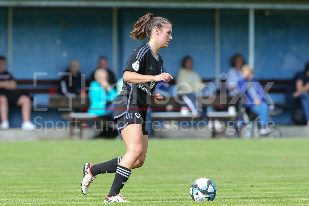 Fussball, Testspiel Frauen, Hamburger SV - SV Werder Bremen | v.li.: Pauline Machtens (Hamburger SV, 28) Freisteller, Einzelbild, Ganzkörper, Aktion, Action, Spielszene